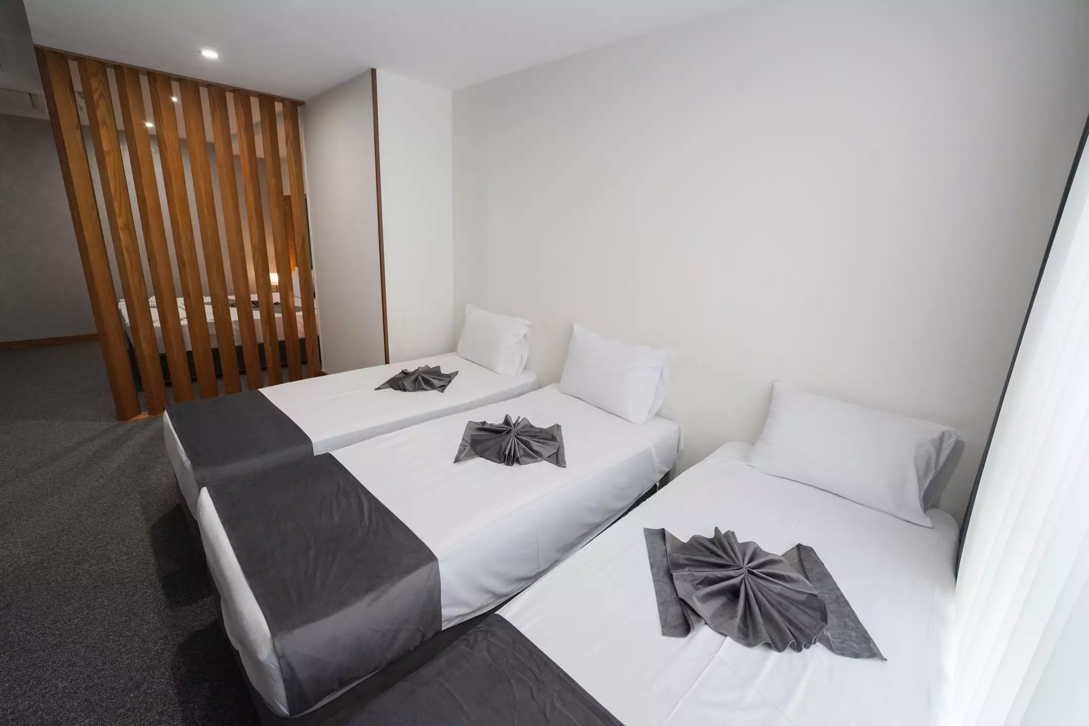 Alibaba https://cdn.alibaba.ir/ostorage/hotel-accommodation-images/69301e02a1e6f83605b7ec9b_پنج تخته (دبل سینگل).webp